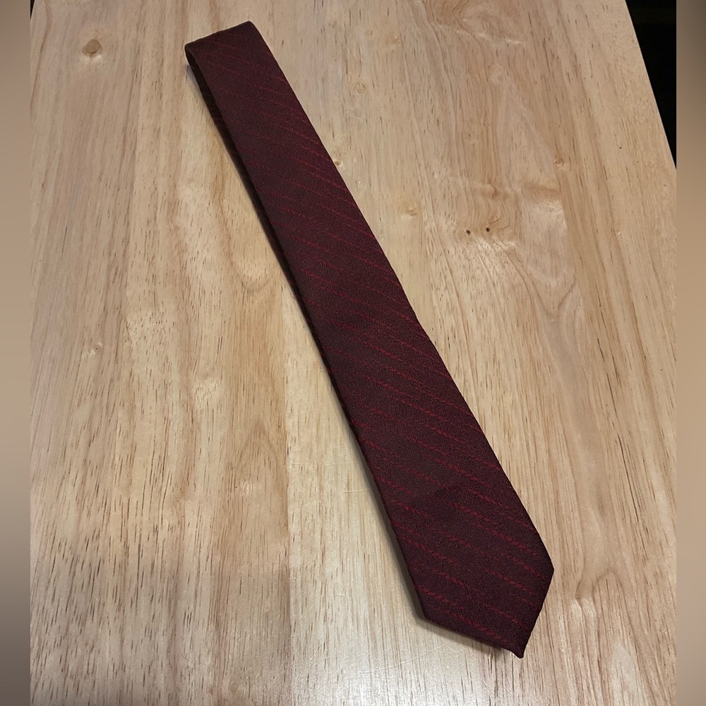 Men’s Sergio Valente Thin Tie. Shades of Red and Burgundy.